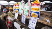 Des produits alimentaires libellés en francs congolais sur le marché de Gombe, le 18 avril 2016 Des produits alimentaires libellés en francs congolais sur le marché de Gombe, le 18 avril 2016