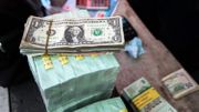 Dollars contre francs congolais dans un bureau de changes à Gombe, le 18 avril 2016 Dollars contre francs congolais dans un bureau de changes à Gombe, le 18 avril 2016