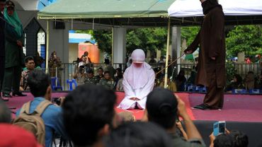 Un représentant religieux frappe une femme à coup de bâton pour avoir eu des relations sexuelles hors mariage à Banda Aceh, le 28 novembre 2016