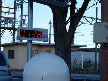 Le capteur de radioactivité installé par le gouvernement en face de la gare d'Odaka
