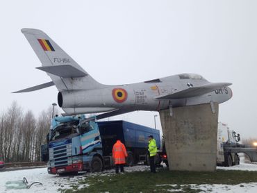 Barrière-Luc: improbable collision entre un camion et... un avion de chasse