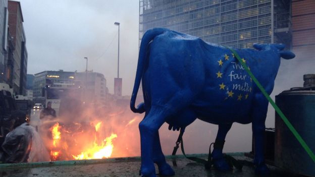Les agriculteurs avaient annoncé qu'ils mèneraient une action devant le siège du Conseil européen, rue de la Loi. Les agriculteurs avaient annoncé qu'ils mèneraient une action devant le siège du Conseil européen, rue de la Loi.